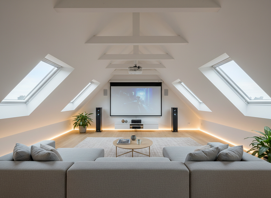 home-cinema-sous-les-combles-2 Aménagement de combles en salle de home cinéma avec écran et sièges