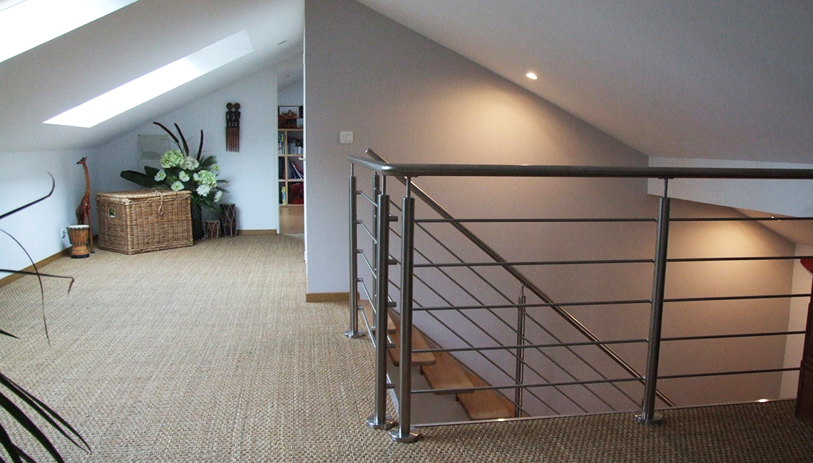 escalier avec barrière métallique dans les combles